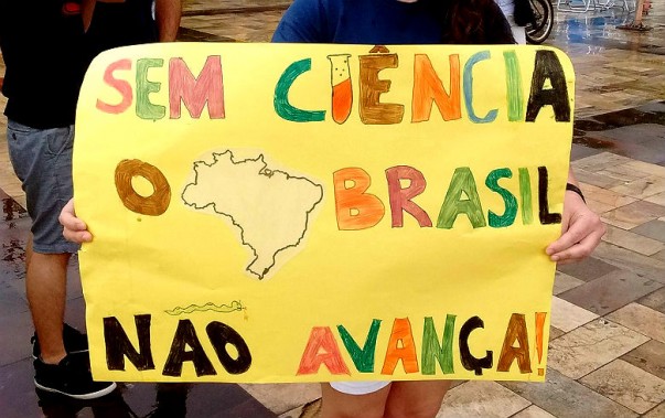 ‘Não vamos largar a luta’, afirma Renato Janine sobre ataques de Bolsonaro à ciência