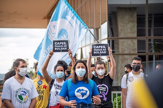 Estudantes cobram da Capes pagamento de bolsas atrasadas em ato em Brasília