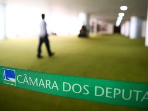 Uma vitória e muitas derrotas em mais um dia de ataques à democracia e à educação pública no Congresso