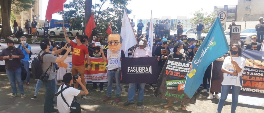 Servidores federais fazem ato unificado por reajuste salarial